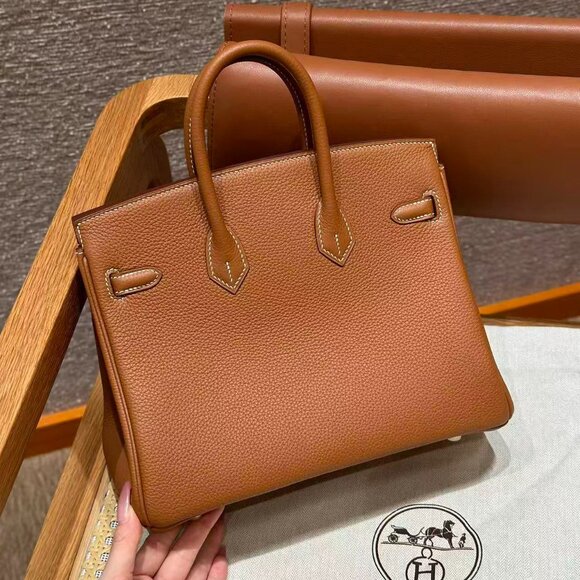 Classic Hermes Bag: A Stylish and Versatile Choice for Elegance - Picture 3 of 6